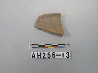 藏品(灰色粗砂陶口緣殘件)的圖片